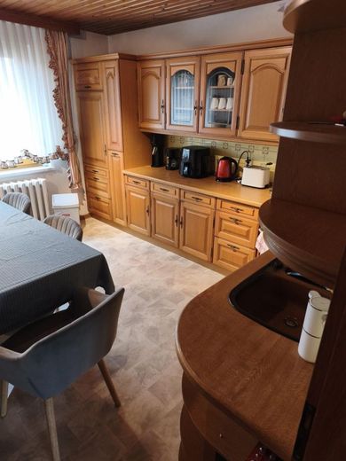 سعادة عائلية مُعتنى بها جيدًا مع 5 غرف وحديقة واسعة في هالدنسليبن – Küche Blick von Tür zum Kühlschrank