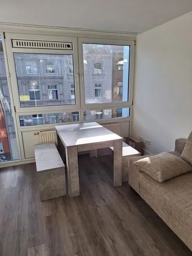 Top Lage in Ehrenfeld - Möblierte, exklusive 1-Zimmer-Wohnung – Couch und Tisch