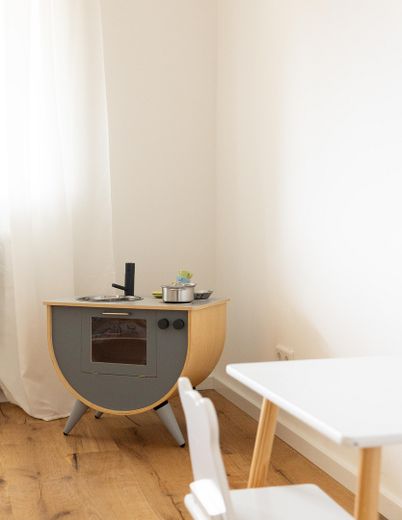 Gotowe do zamieszkania mieszkanie po remoncie: 4 pokoje, balkon i widok na zamek w centrum Königstein – Details Kinderzimmer
