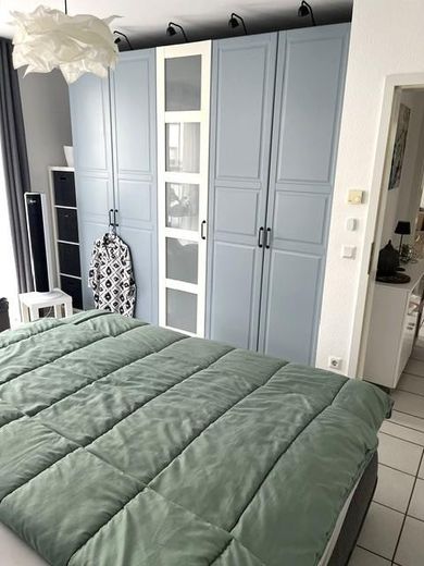 Hochwertige helle 3-Zi.-Whg., Einbauküche u. Balkon, in modernem 4-Fam.-Haus, Bestwohnlage Groovnähe – Schlafzimmer
