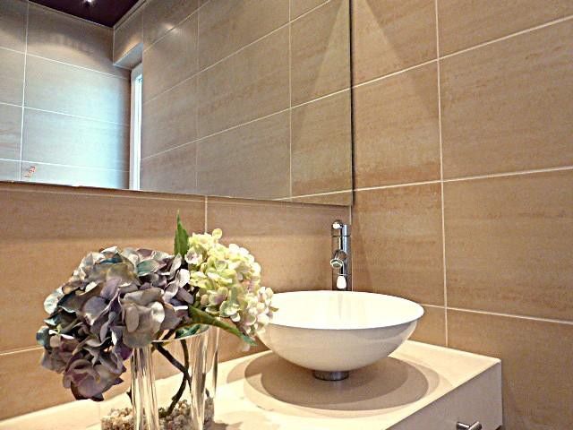 Skrajny dom szeregowy w architekturze split-level, wszystko oprócz zwyczajności! – Detail - Gäste WC