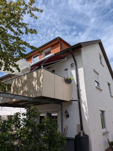 Haus mit Balkon und Gaube
