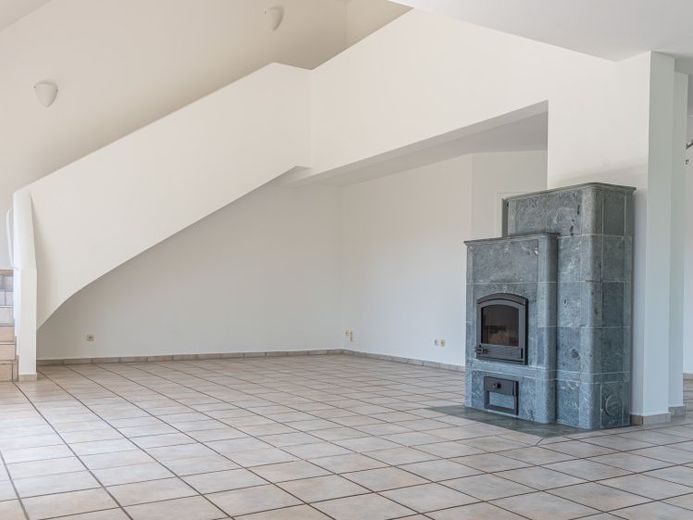Large semi-detached house with 6 rooms, fitted kitchen, gallery, tiled stove, double garage in Furth, Landshut district – Photo 1