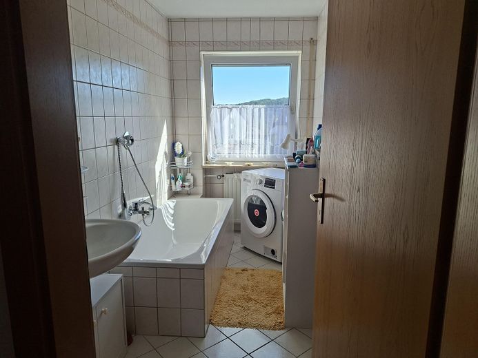 Sehr gepflegte 3-Zimmer-Wohnung mit Balkon, großem Kellerraum und Garage in ruhiger Wohnlage – Badezimmer