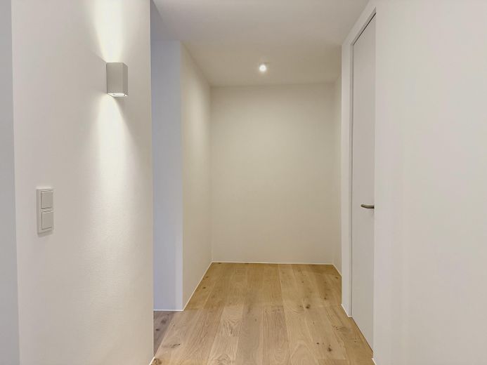 Kernsanierte 2,5-Zimmer-Wohnung mit Balkon in Solln – Erstbezug, provisionsfrei – Flur