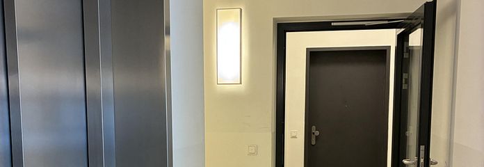 Wohnungseingangstür.Aufzug