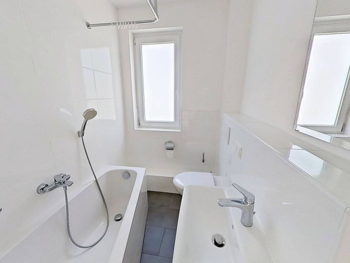 Moderne 2-Zimmer-Wohnung mit Wannenbad in ruhiger Wohnlage – Ansicht I: Bad
