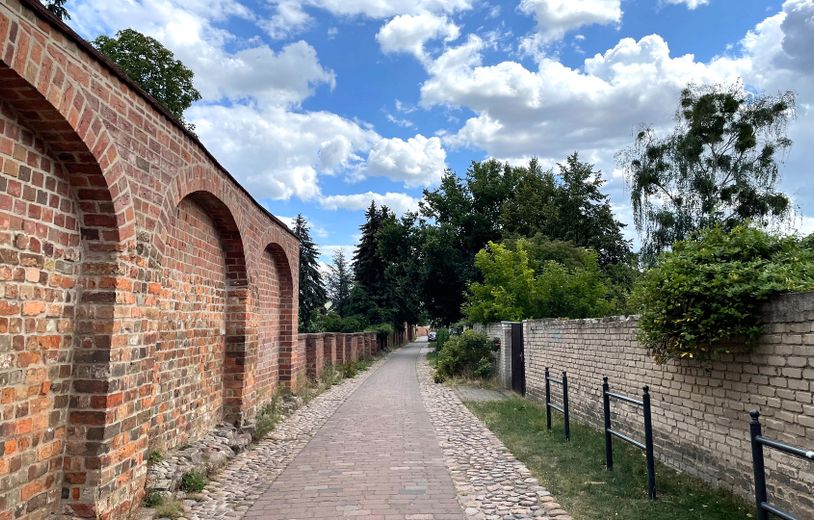 Sonnige Wohnung direkt am See in Neuruppin mit Gartenterrasse, voll ausgestattet – 22_Stadtmauer zum Bahnhof