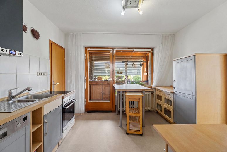 Wohnen auf ca 1600m² - Einfamilienhaus mit zusätzlichem Baupotential – Küche - Blick zum Wintergarten