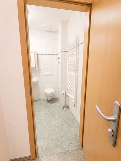 Clevere Kapitalanlage: Charmante 1-Zimmer-Wohnung in der Nähe historischer Kirche – Bad 