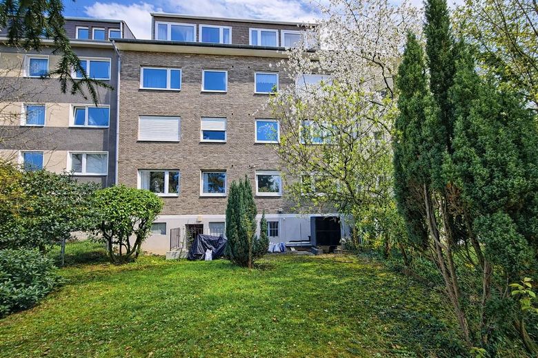 CITYHOUSE: Gute Kapitalanlage 2 Zimmer Wohnung solide vermietet mit Balkon, Keller in zentraler Lage – Rückseite Haus mit Garten
