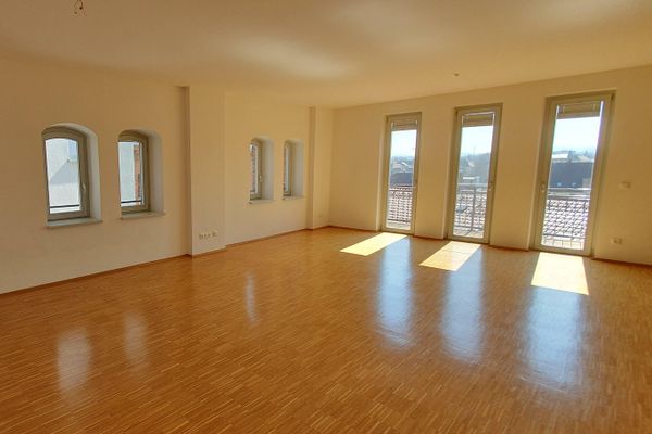 Przestronne mieszkanie 3-pokojowe w zabytkowym budynku Kreuz-Bräu – balkon od południa, winda i garaż podziemny
