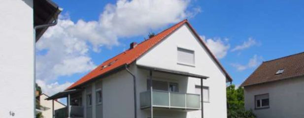Appartement d'une pièce en souplex avec cuisine et salle de bains dans une rue résidentielle calme/Marienborn – Hausansicht von der Straße
