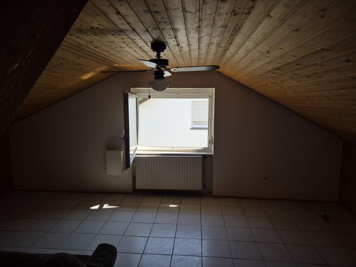 Einfamilienhaus mit Einliegerwohnung, Wintergarten, Garage und Gartenparadies auf 708 m2 – DG1 Zimmer ausgebaut