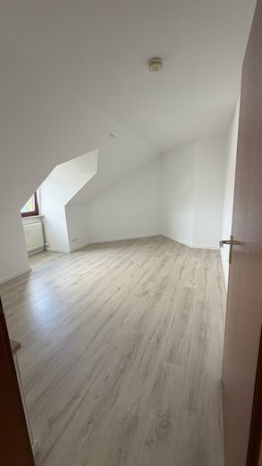 Schöne 3-Zimmer DG Wohnung mit modernisierter Küche und Balkon – Schlafzimmer
