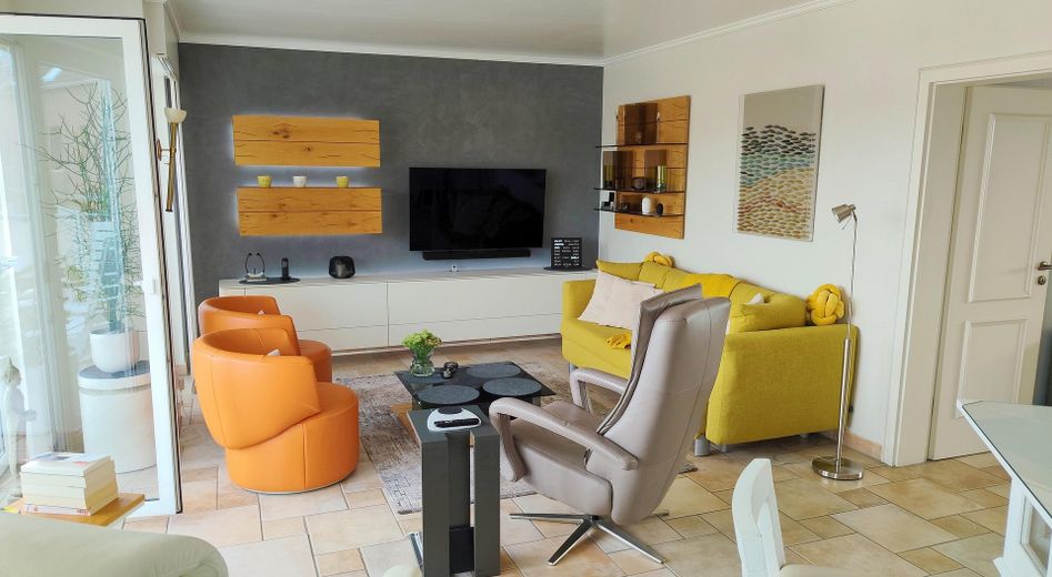 Hermoso y luminoso dúplex de 3 habitaciones sobre los tejados de Moers – Wohnzimmer