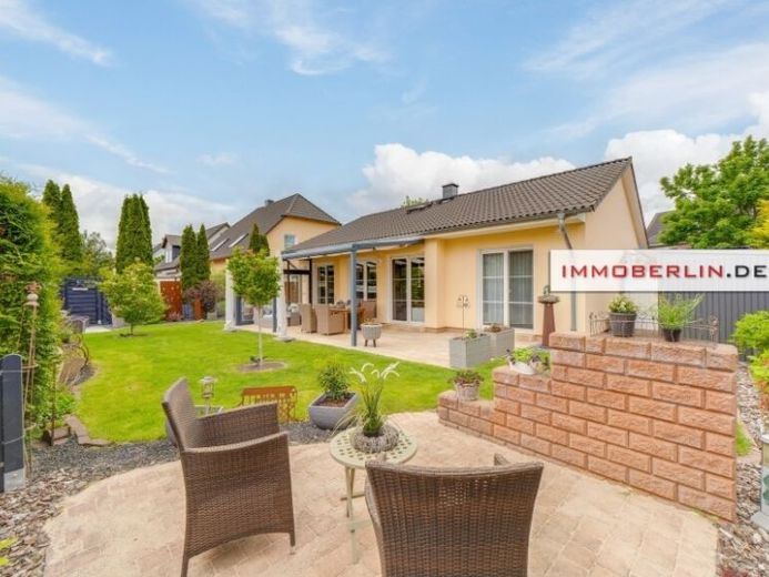 IMMOBERLIN.DE - Toplage! Sehr behaglicher Bungalow (Energieeffizienz A) mit Südgarten – Foto 1