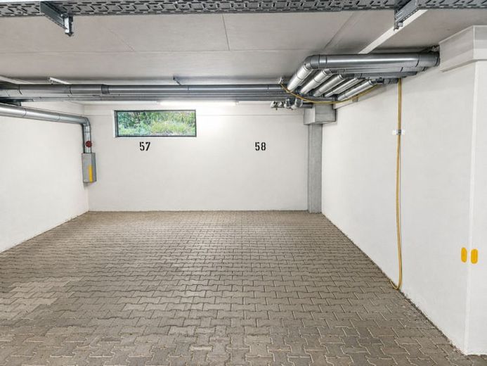 STREHLEN’DE YERALTI OTOPARKINDA ZEMİN KATTAKİ OTOPARK YERİ SATILIK – Fotoğraf 1