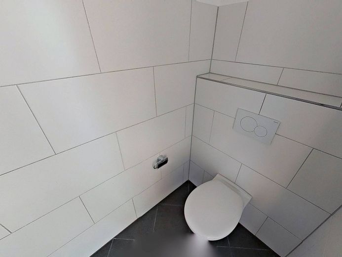 Luminoso appartamento di 3 locali con balcone e vasca da bagno nel centro città – Ansicht I: WC