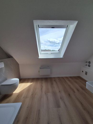 Frisch renovierte 5-Zi.-DG-Wohnung | Balkon | EBK | 85 m² | Schwäbische Alb | provisionsfrei – Bad