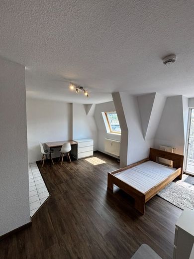 modernisierte/helle und möblierte Dachgeschosswohnung - 1,5 Zi. Küche mit EBK/Wannenbad  - ca. 35m² - zentrumsnah – 260703_ETW_BOS44_Nr.13_012_Wohnbereich