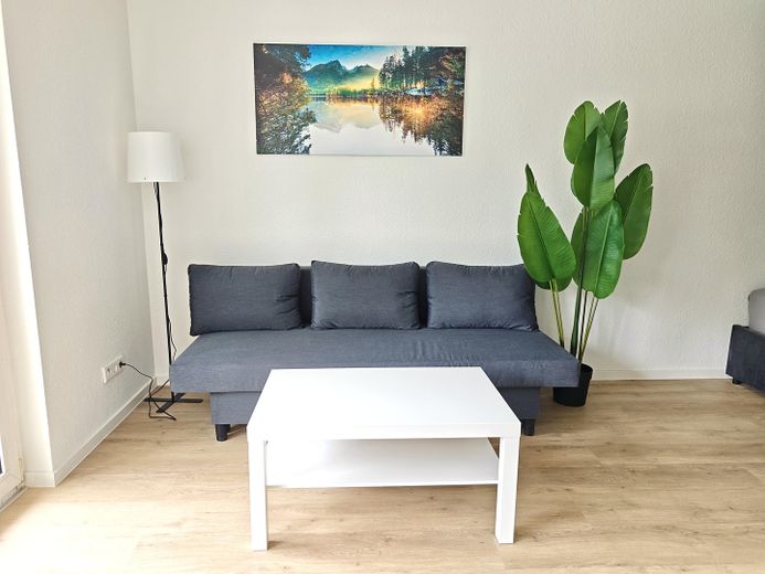 Disponibile da subito: appartamento ristrutturato e arredato di 1 locale con balcone in una posizione privilegiata di Mannheim – Wohnbereich