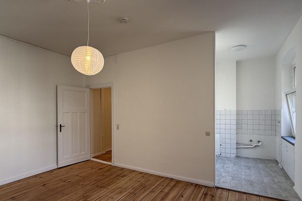 Helle bezugsfreie 1-Zimmer Altbauwohnung in der Nähe vom Schlosse Charlottenburg (provisionsfrei)
