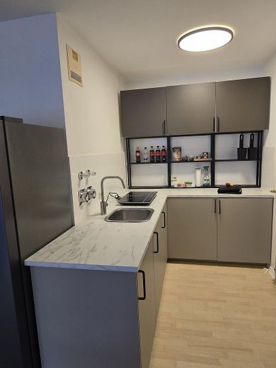 Appartamento di design completamente arredato di 1 stanza con balcone a Fürth – Küche