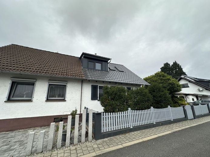 Charmante Doppelhaushälfte mit 5 Zimmern in Mannheim-Schönau – 37397011-03 Straßenansicht
