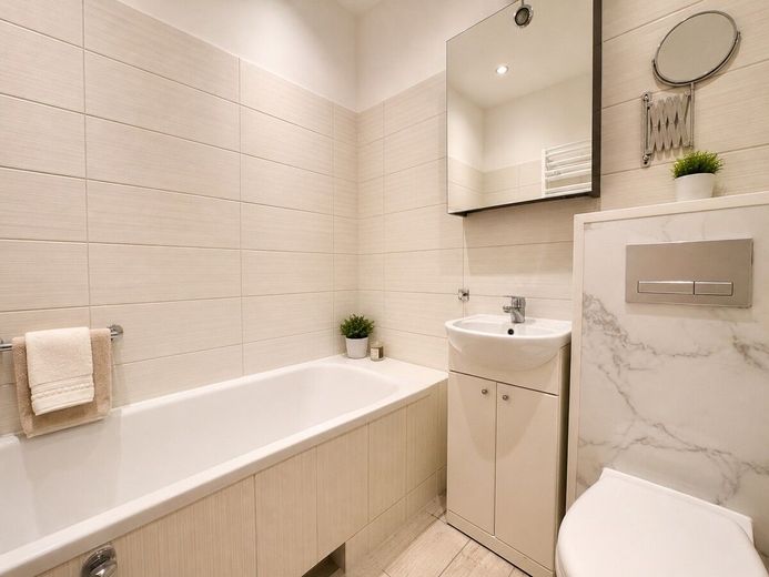 HORN IMMOBILIEN ++ großzügige Wohnung mit Terrasse und Garage in Grambow bei Löcknitz – Badewannenbad