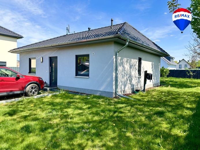 Leben wo andere Urlaub machen Bungalow direkt am See mit Solarenergie – Seitliche Hausansicht
