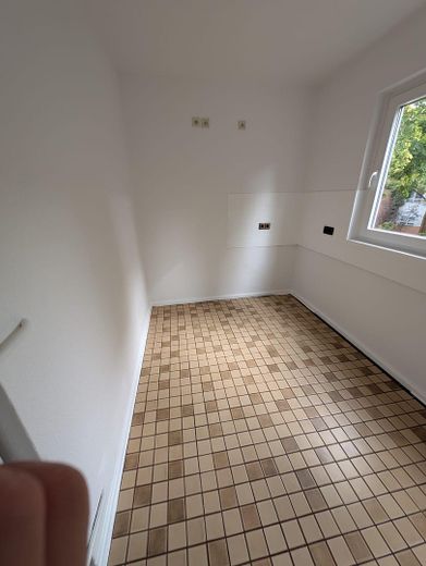 Sofort frei in Berlin-Steglitz: Helle 3-Zimmer-Wohnung mit Südbalkon + Stellplatz + provisionsfrei – Helle Küche