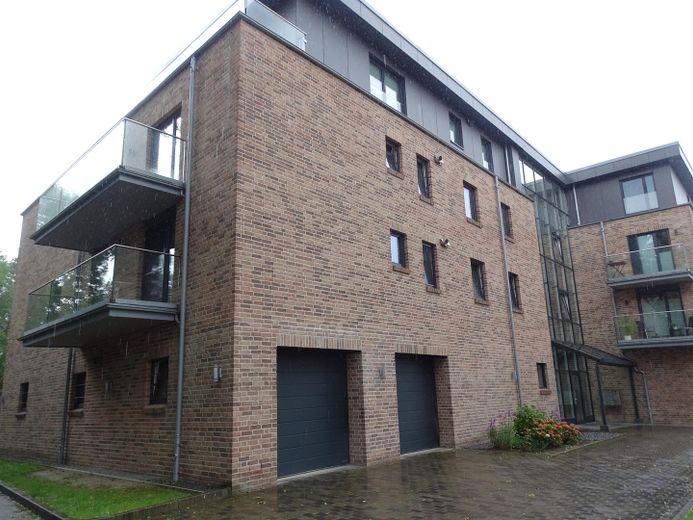 im linken Gebäude...