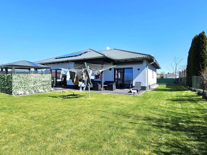 Neuwertiger Bungalow mit Einliegerwohnung & hoher Energieeffizienz – Foto 1