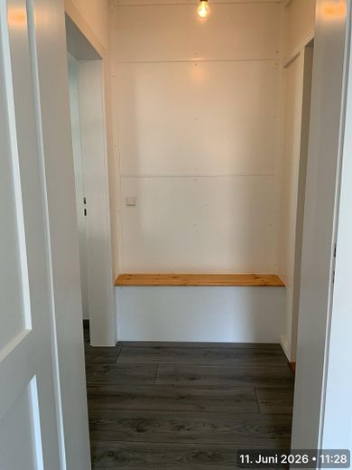 3 Zimmer Wohnung mit begehbarer Dusche – Flur mit Sitzbank