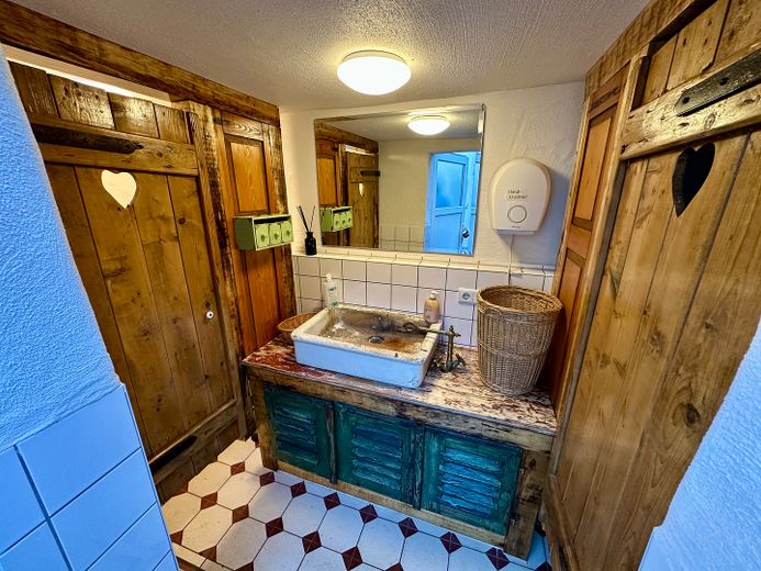 Accogliente caffè di paese cerca un gestore cordiale – Damen WC