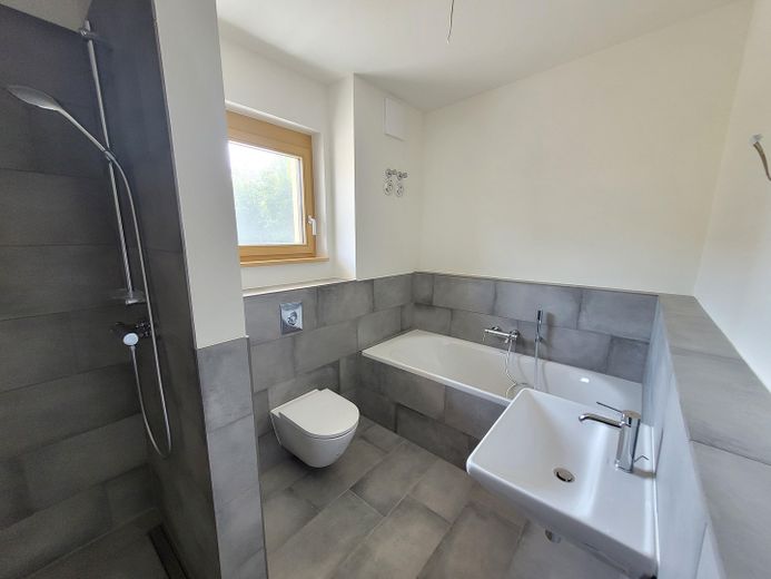 ERSTBEZUG – Traum am Cospudener See: 2-Raum-Wohnung mit Sonnenbalkon, EBK und TG-Stellplatz – Bad mit Wanne und Dusche