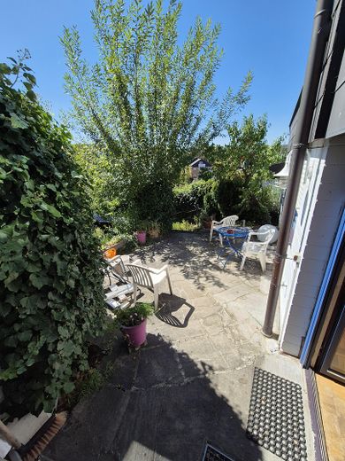 Amplia casa adosada en esquina con vivienda independiente, jardín, chimenea y sauna – Terrasse