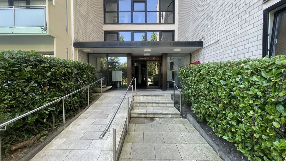 Kapitalanlage mit Seltenheitswert: Appartement mit Balkon, Indoor-Pool und Garten in Wi-Sonnenberg – Eingang
