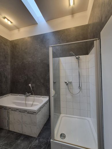 Mehrfamilienhaus, Dreifamilienhaus mit Loft Charakter u. Dachterrasse in Krefeld – Badezimmer Wohnung 1