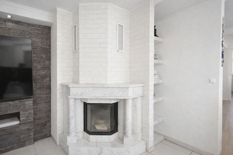 Arrivare. Sentirsi bene. Essere a casa. – Kamin im Wohnzimmer