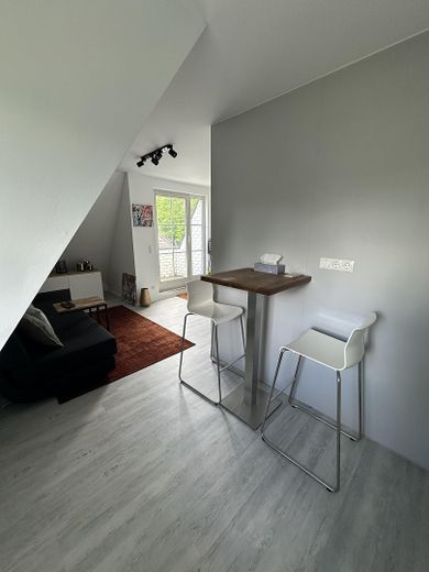 Möblierte hochwertige 1-Zimmer-Wohnung mit moderner Ausstattung in ruhiger Lage, Hamburg-Farmsen – Essen & Wohnzimmer