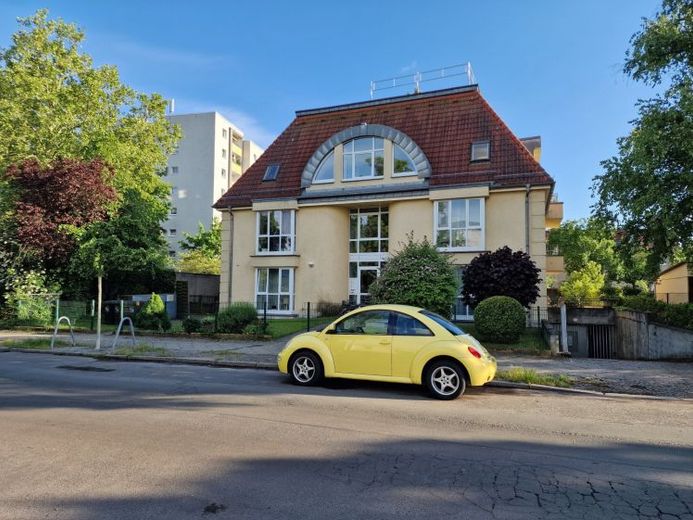Vacant 2-Room Apartment with Terrace in Berlin-Lankwitz – Foto 1