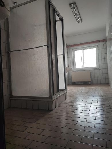 ***Lagerflächen mit Sanitär zu vermieten*** – Sanitär mit Kleinlager