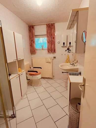 Casa con potencial para dos unidades residenciales en Colonia Flittard – Badezimmer Erdgeschoss