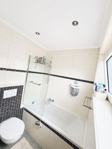 Provisions- & bezugsfrei: Sanierte 4-Zimmer Wohnung mit Klima & Garage – Badezimmer