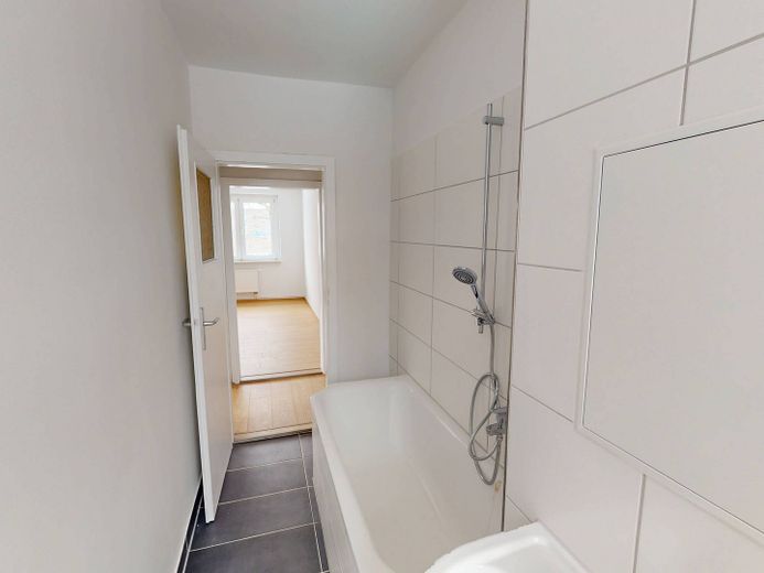 Plenty of Space and Natural Light: Large 3-Room Apartment with Bathtub – Ansicht II: Bad