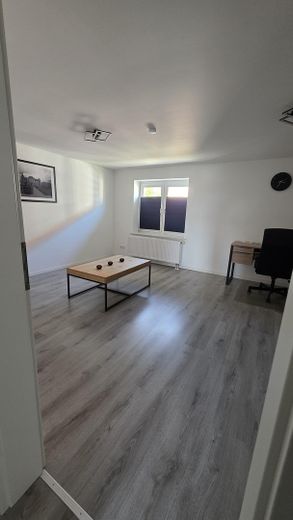 3-Zimmer, Balkon, Einbauküche & Tageslichtbad – Wohnzimmer
