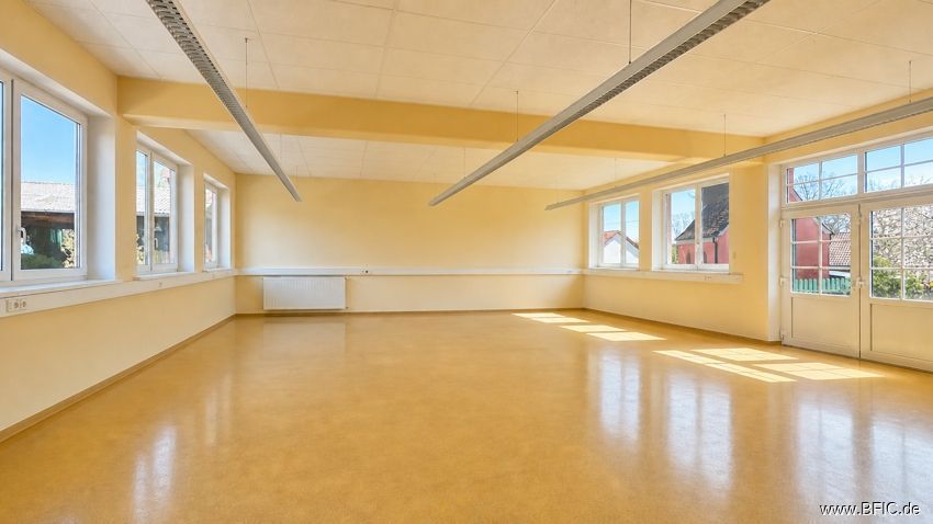Großzügige Büro- / Praxisfläche auf zwei Ebenen in ruhiger Lage von Moorenweis – Halle im EG