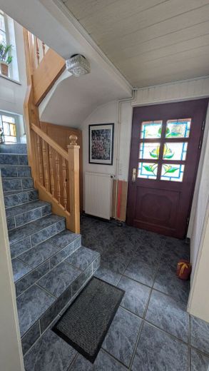 Gepflegtes Zweifamilienhaus mit großem Garten, Garagen und vielfältigen Nutzungsmöglichkeiten – Treppenhaus